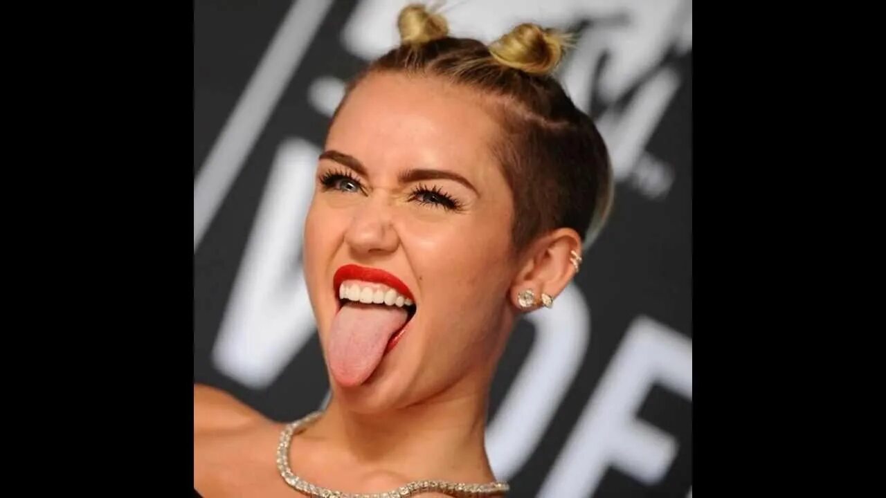 Девушка показывает язык парню. Девушка с языком. Девушка с языком. Женщина с высунутым языком. Девушка с высунутым языком.