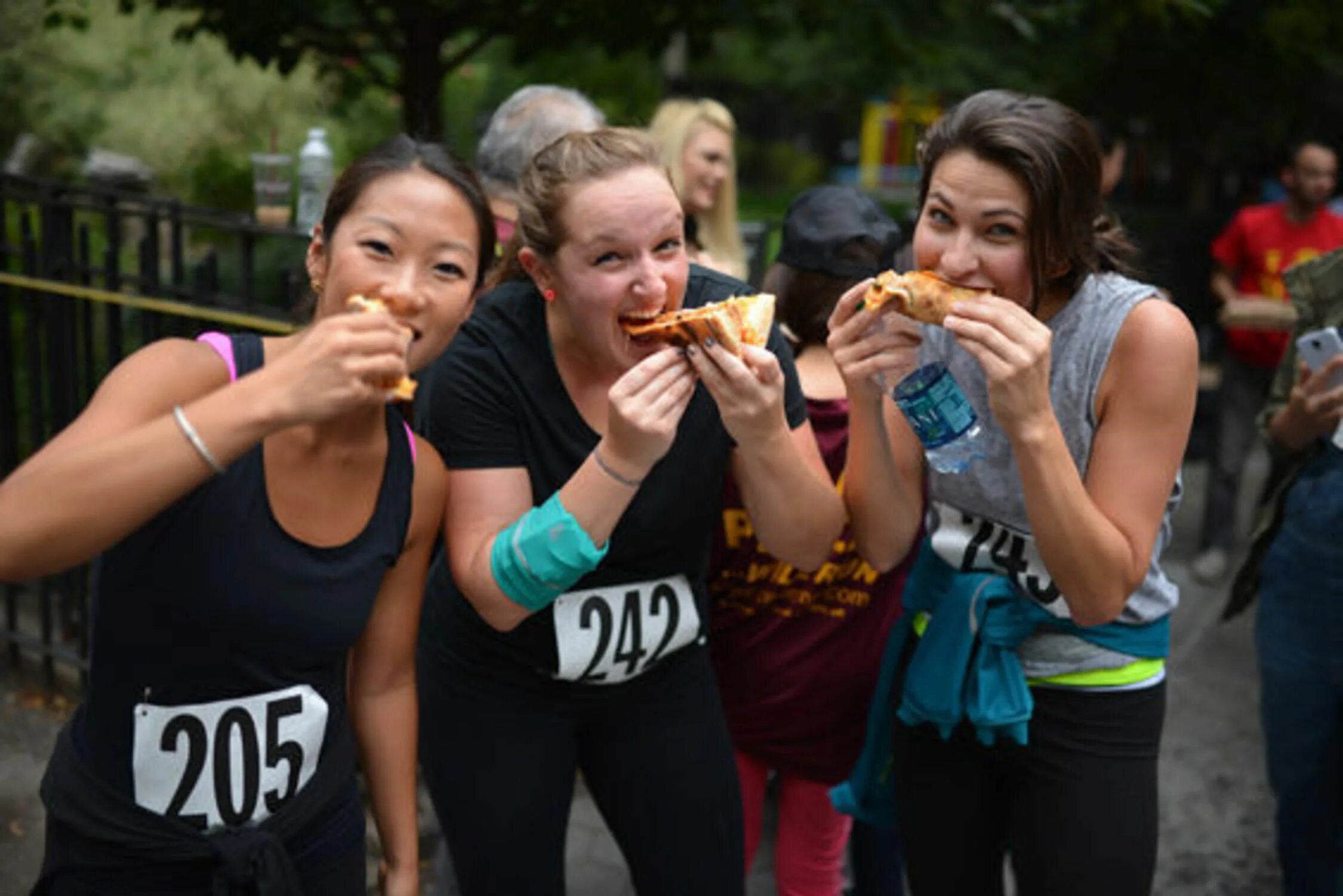 Eating race. Run and eat забег медали. Шоколадный забег. Еда на забеге. Марафон забег eat Run.