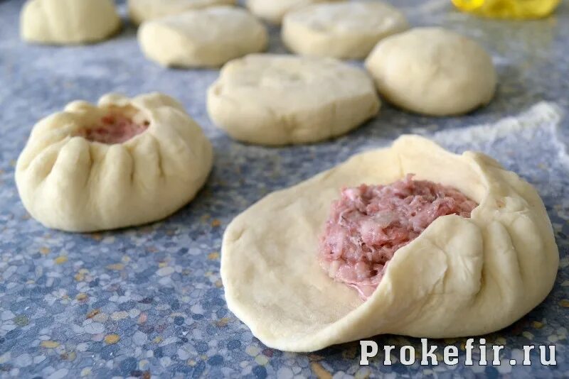 Тесто на беляши для жарки. Тесто для беляшей. вкусное тесто для беляшей. беляши с мясом из дрожжевого теста. тесто для беляшей дрожжевое.