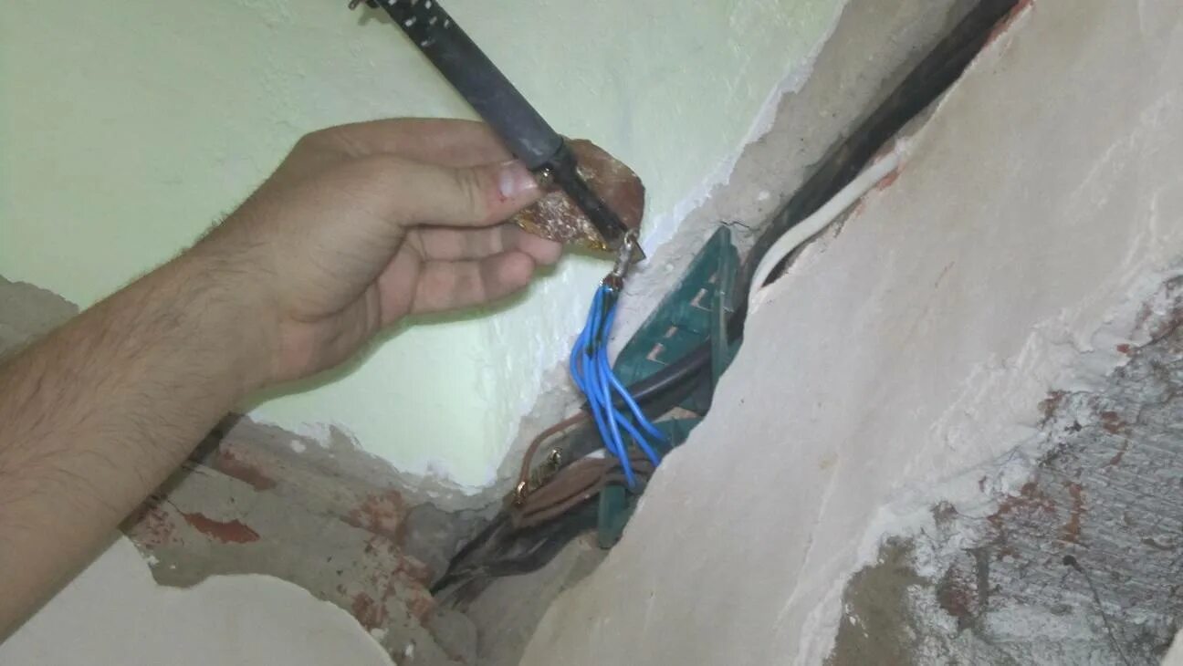 Пробил проводку в стене. Изоляция проводов в стене. Провода на стене. Соединитель проводов под штукатурку. Соединение кабеля в стене.