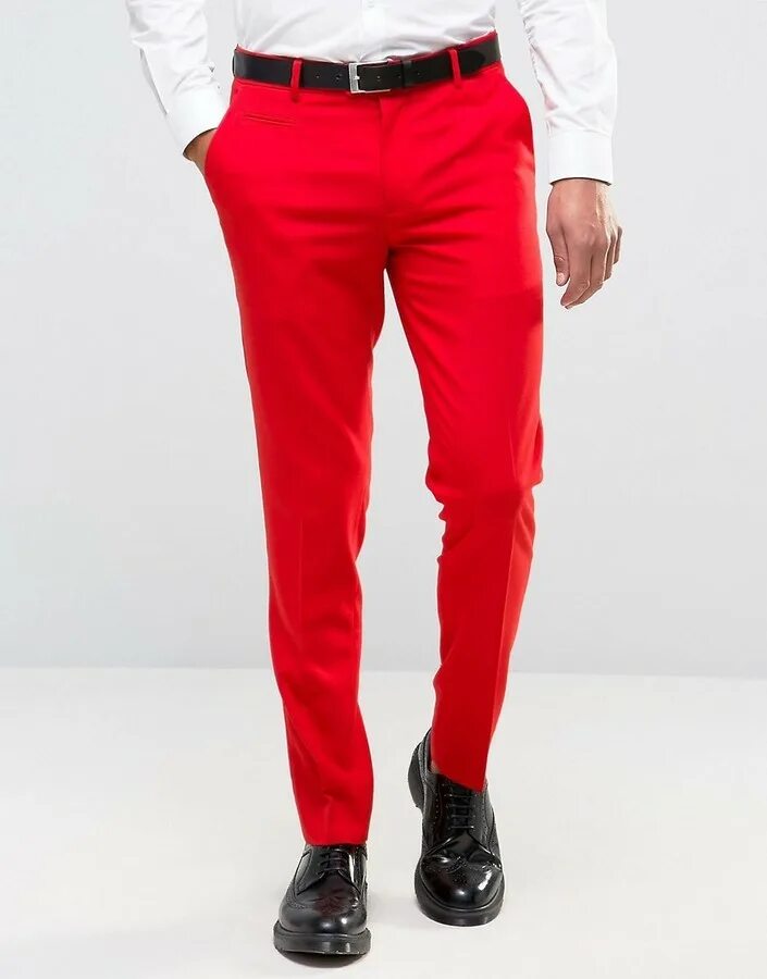 Штаны мужские россия. Красные брюки мужские. Зауженные брюки для мужчин. Мужчина в красных брюках. Мужские брюки красное с черным.