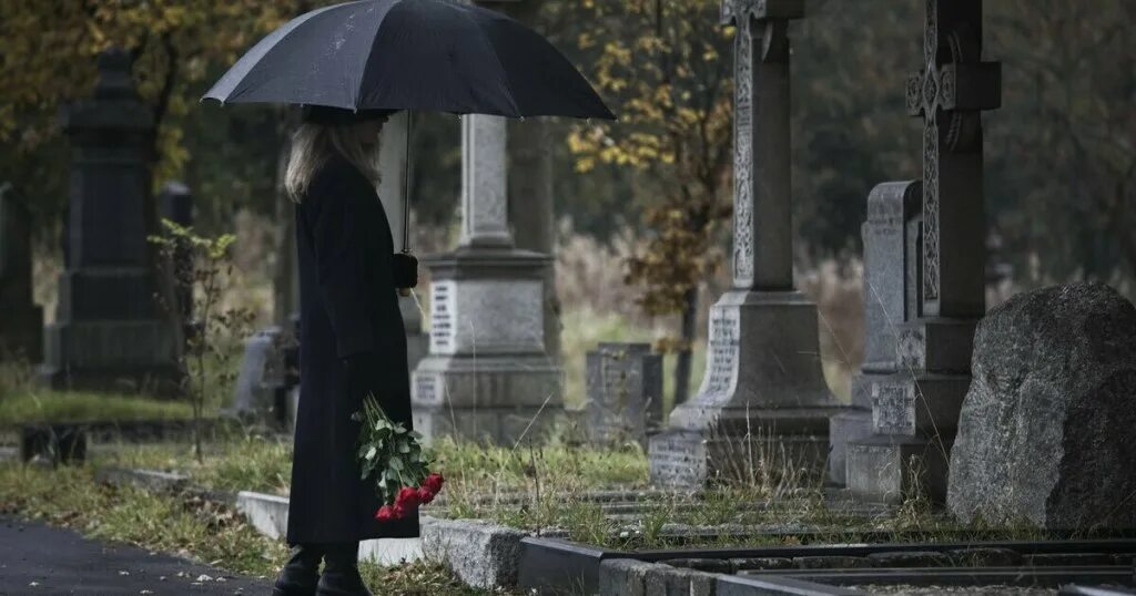 Любящий вдовец. Женщина в трауре. Девушка на кладбище. Кладбище женщин.