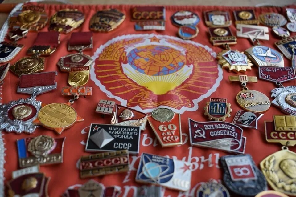 Коллекционер значков. Огромные коллекции значков. Таркос советская коллекция. Советские коллекции. Дорогие значки.