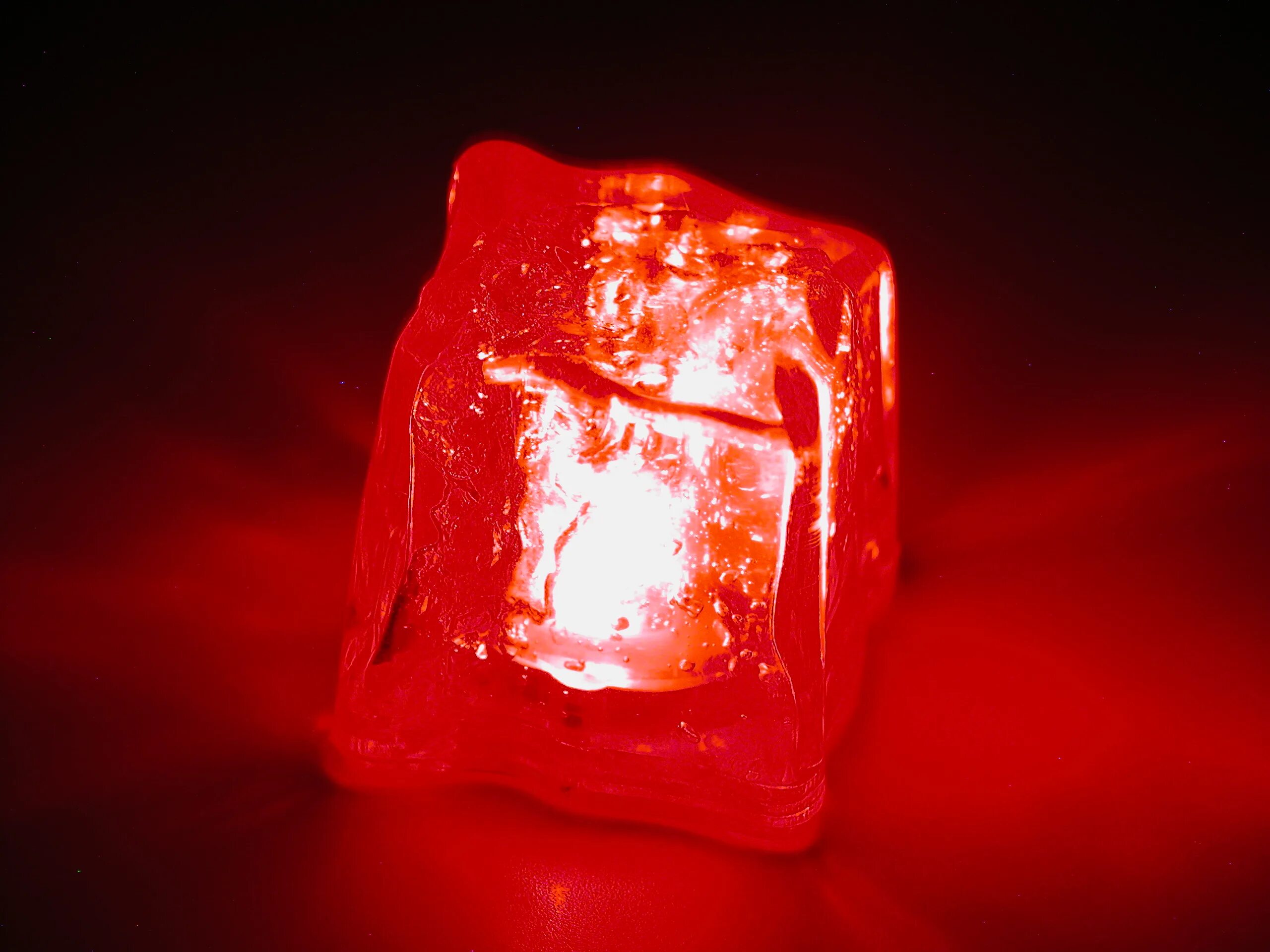 Красный лед 2. Два сердца на снегу. Красный лед 2. Лед на красном фоне. Тает лед.