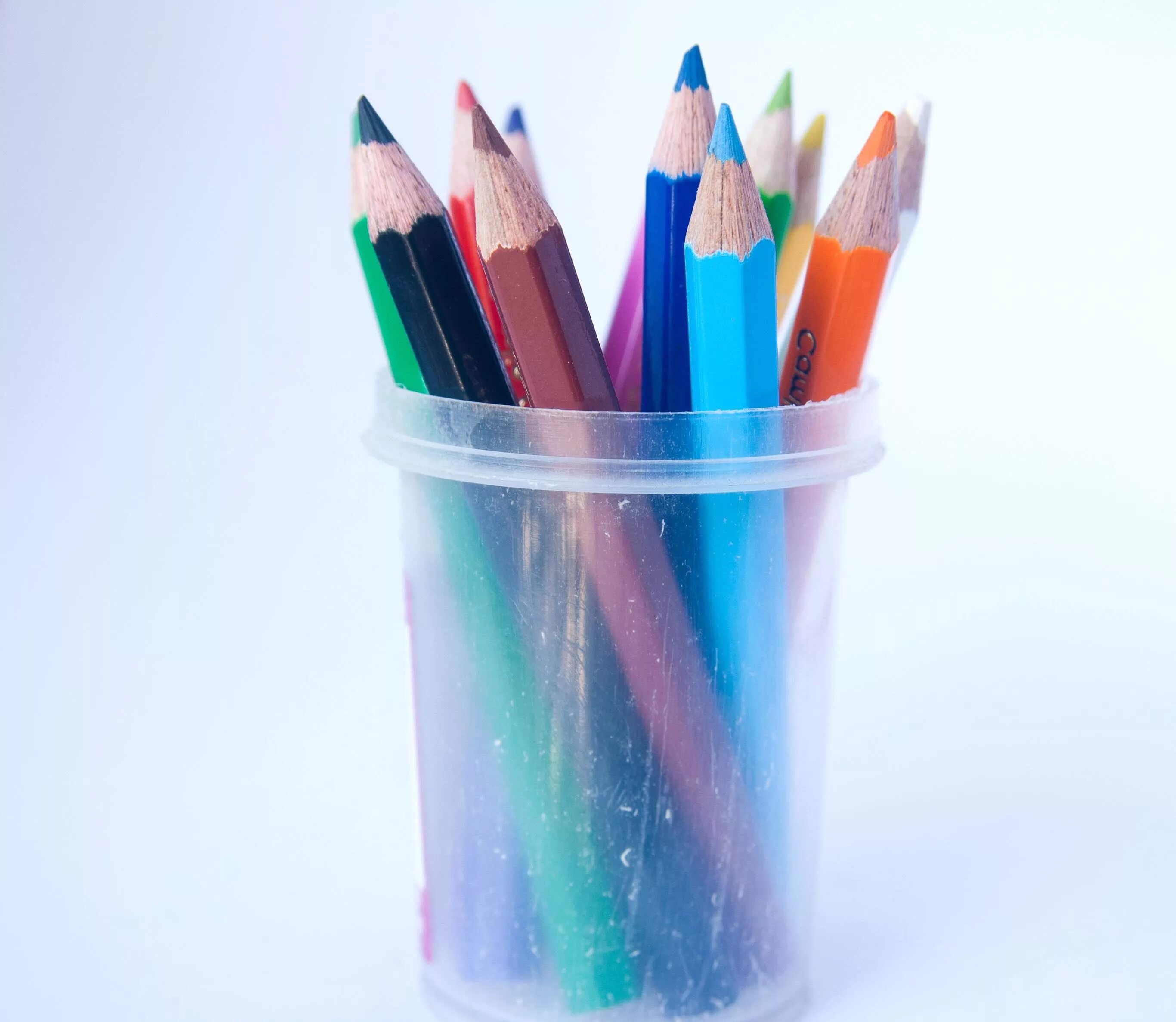 Цветные карандаши в стакане. Карандаши в карандашнице. Стопка карандашей. Карандаши цвета радуги.