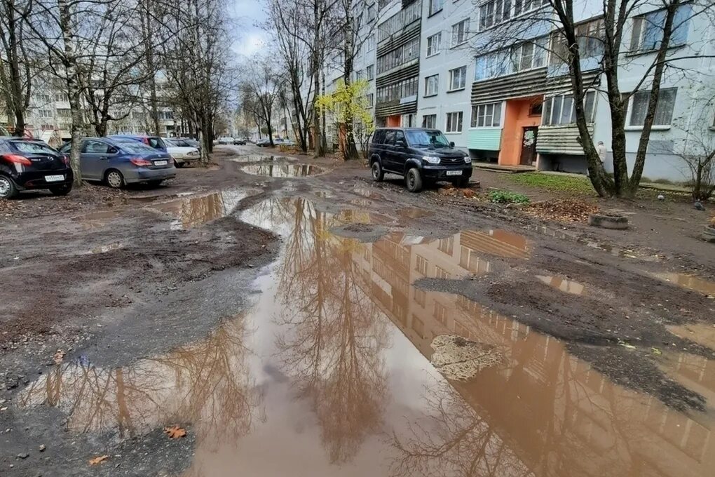 Грязная лужа. Большая лужа. Огромная лужа во дворе. Большие лужи. Вода из грязной лужи