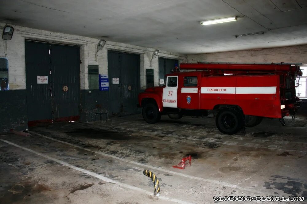 Возле пожарки. Пожарная часть 37 Козьмодемьянск. ПСЧ 231. Пожарная машина в гараже. Гараж пожарных автомобилей.