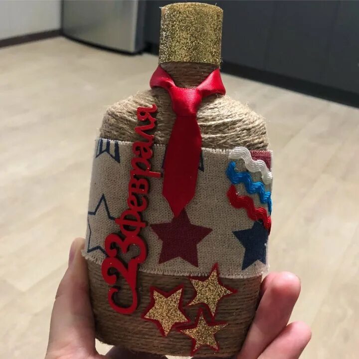 Идеи на 23 февраля своими руками мужу. Подарки на 23 февраля мужчинам. украшение бутылки на 23 февраля. оригинальный подарок на 23 февраля. украшение бутылки коньяка на 23 февраля.