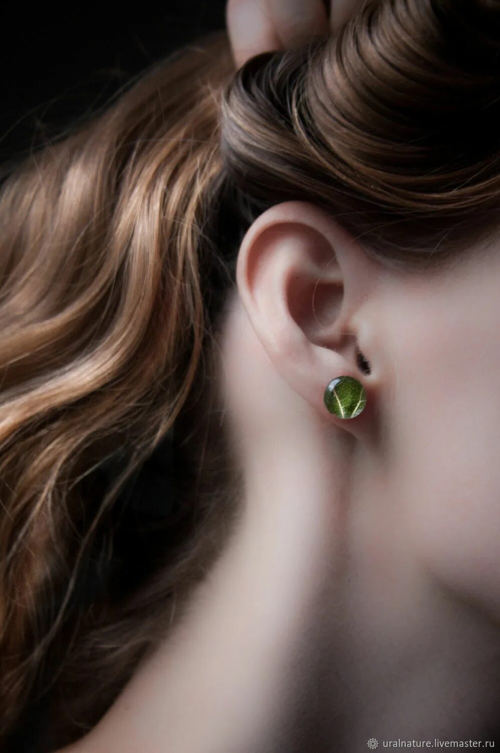 Пусеты swarovski зеленые. Сережки гвоздики зеленые. Серьги пусеты с зеленым камнем. Сережки гвоздики зеленые. Сережки гвоздики зеленые.