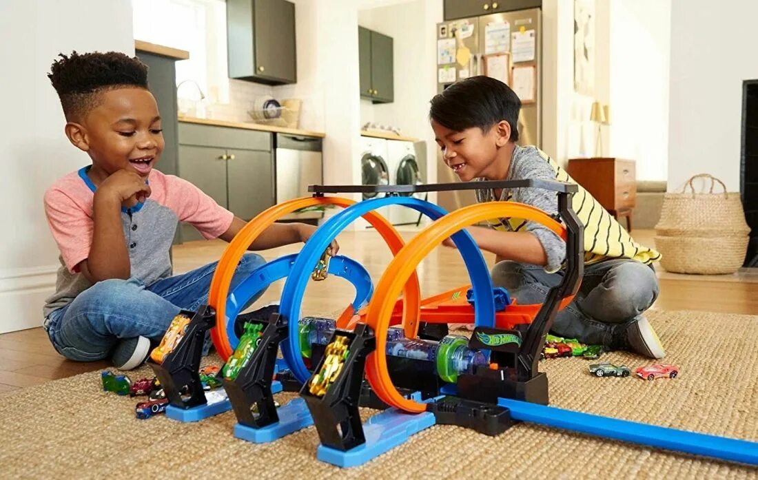 Hot wheels дети играют. Трек hot Wheels Corkscrew crash ftb65. Hot Wheels ftb65. Набор игровой hot Wheels винтовое столкновение ftb65. Трек хот Вилс винтовое столкновение.