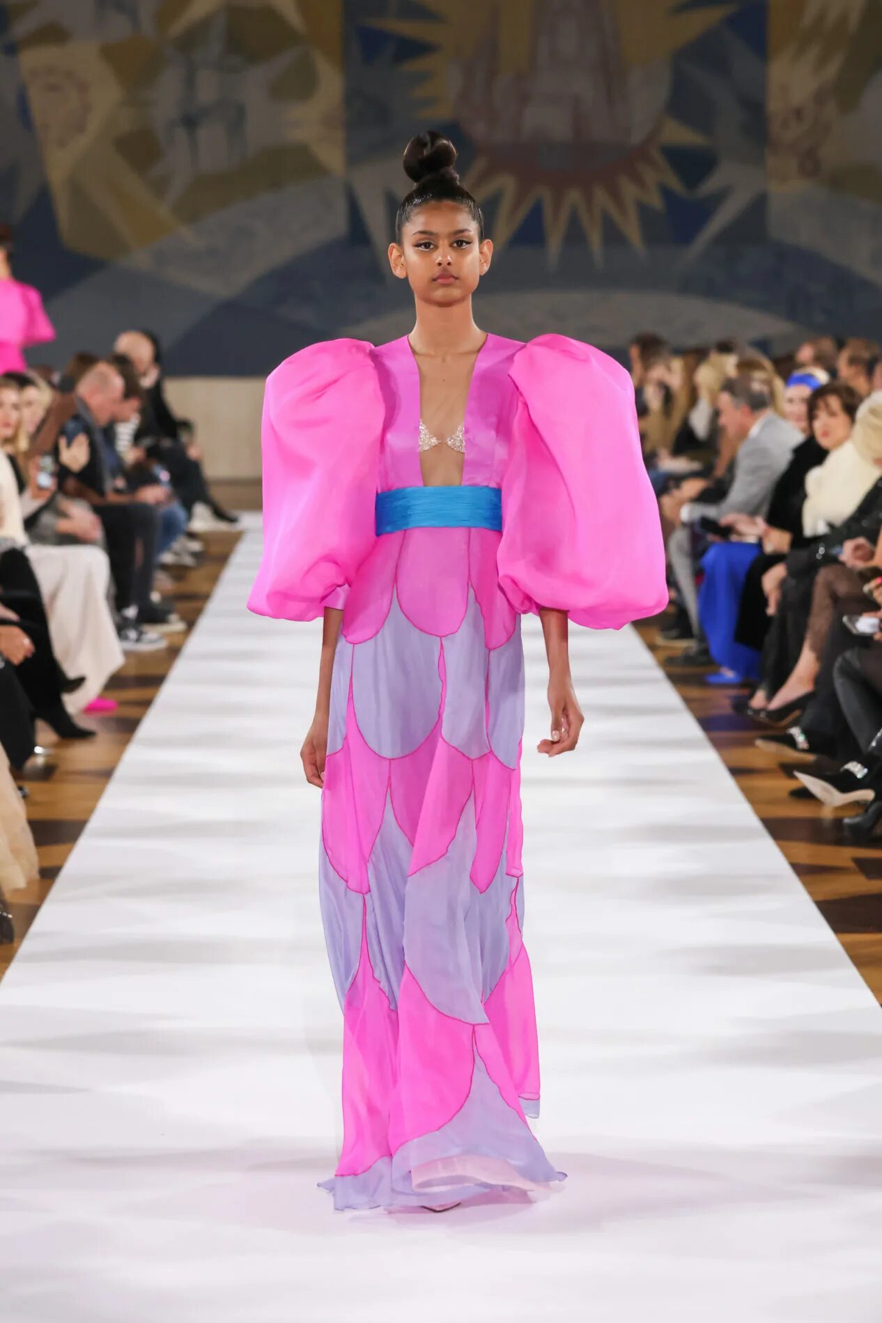 Карл лагерфельд одежда дом моды в париже. Раф симонс диор. События в мире моды. Сочи фэшн вик 2021 дети. Демонстрация мод.