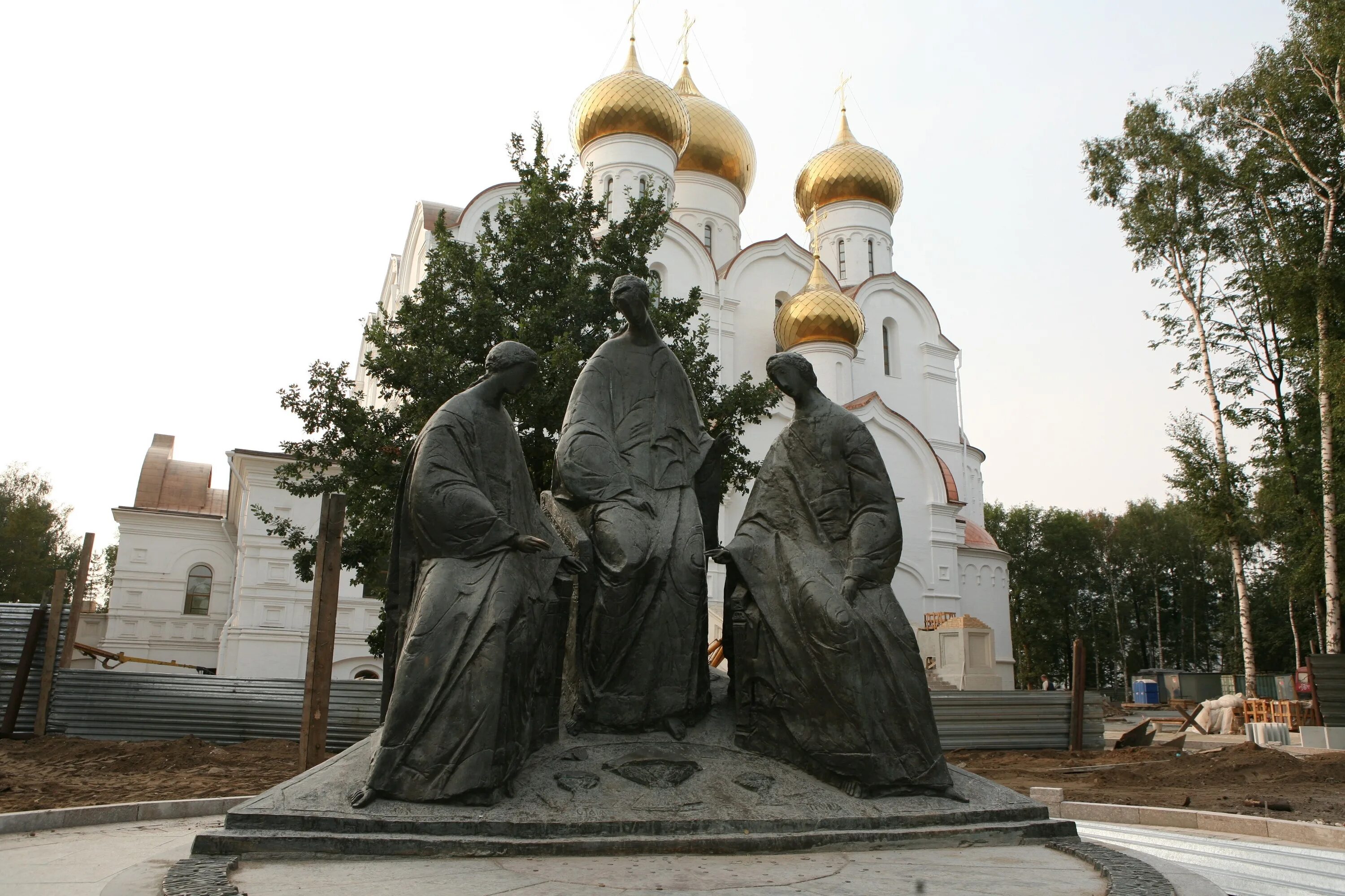 Святая Троица Ярославль памятник. Памятник Святой Троице в Ярославле. Троица (скульптурная композиция в Ярославле). Скульптура Святой Троицы в Ярославле. Памятные города россии