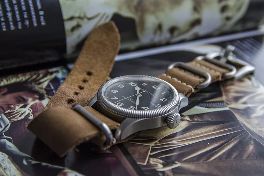 Hamilton harrison ford. Часы индианы джонса. Индиана джонс и циферблат судьбы. Индиана джонс 5 и часы судьбы постер. Харрисон форд индиана джонс 5.