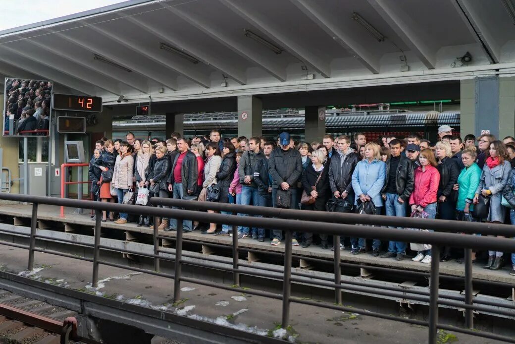 Метро выхино закроют. Станция метро Выхино. Станция метро Выхино час пик. Станция Птыхино метрополитен. Станция Выхино платформы.