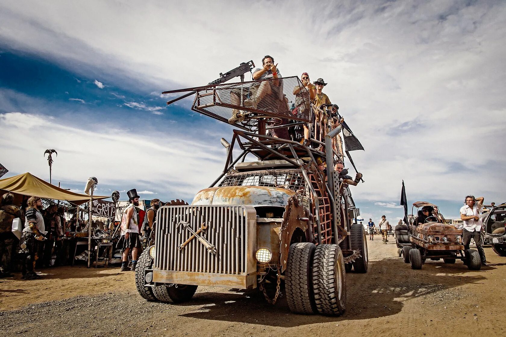 Безумный макс новый. Безумный Макс дорога ярости. Стиль Мэд Макс. Mad Max 2022. Мельбурн Безумный Макс.