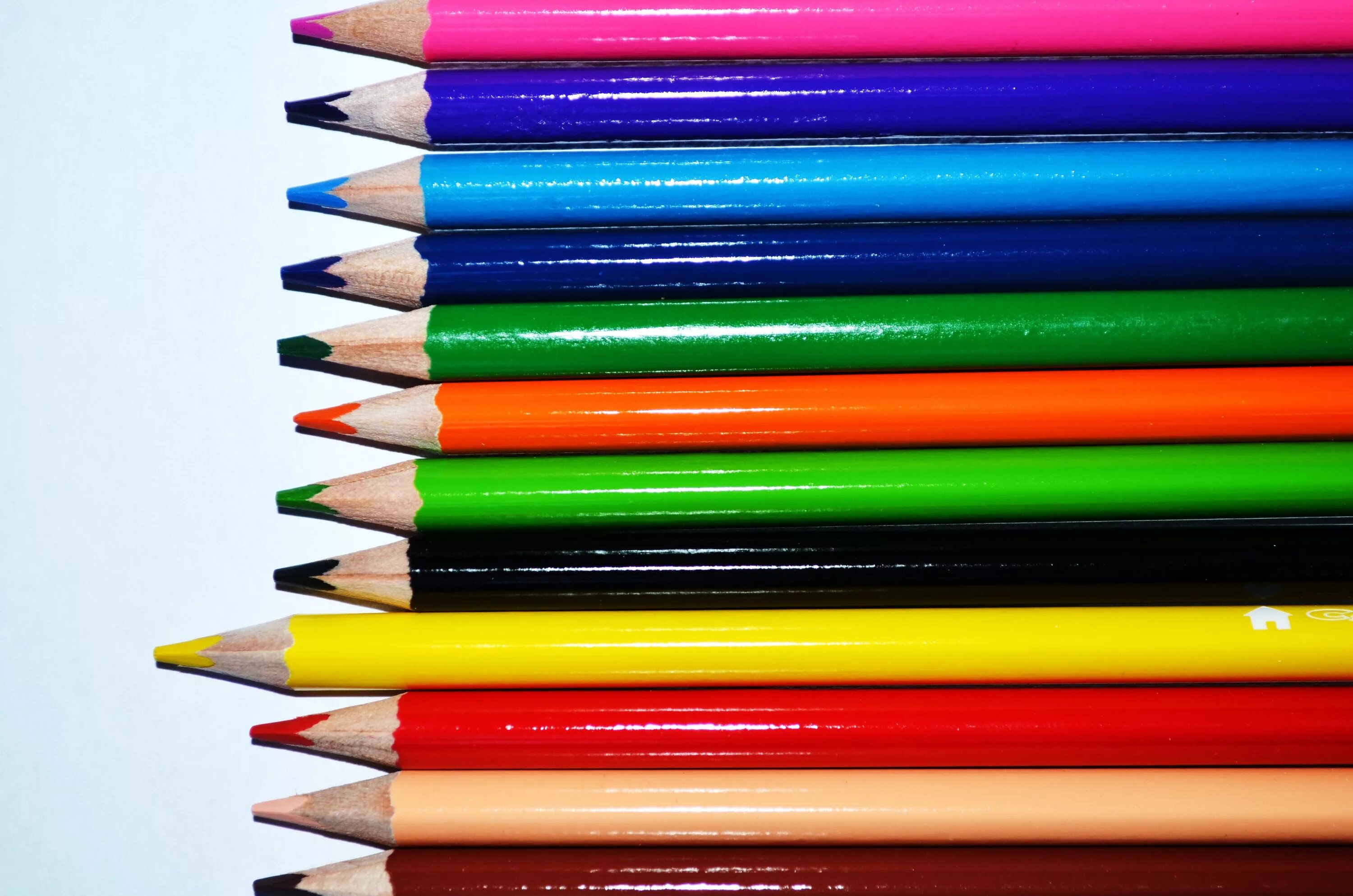 Карандаши цветные. Много карандашей. Желтый цветной карандаш. Цветные карандаши картинки.