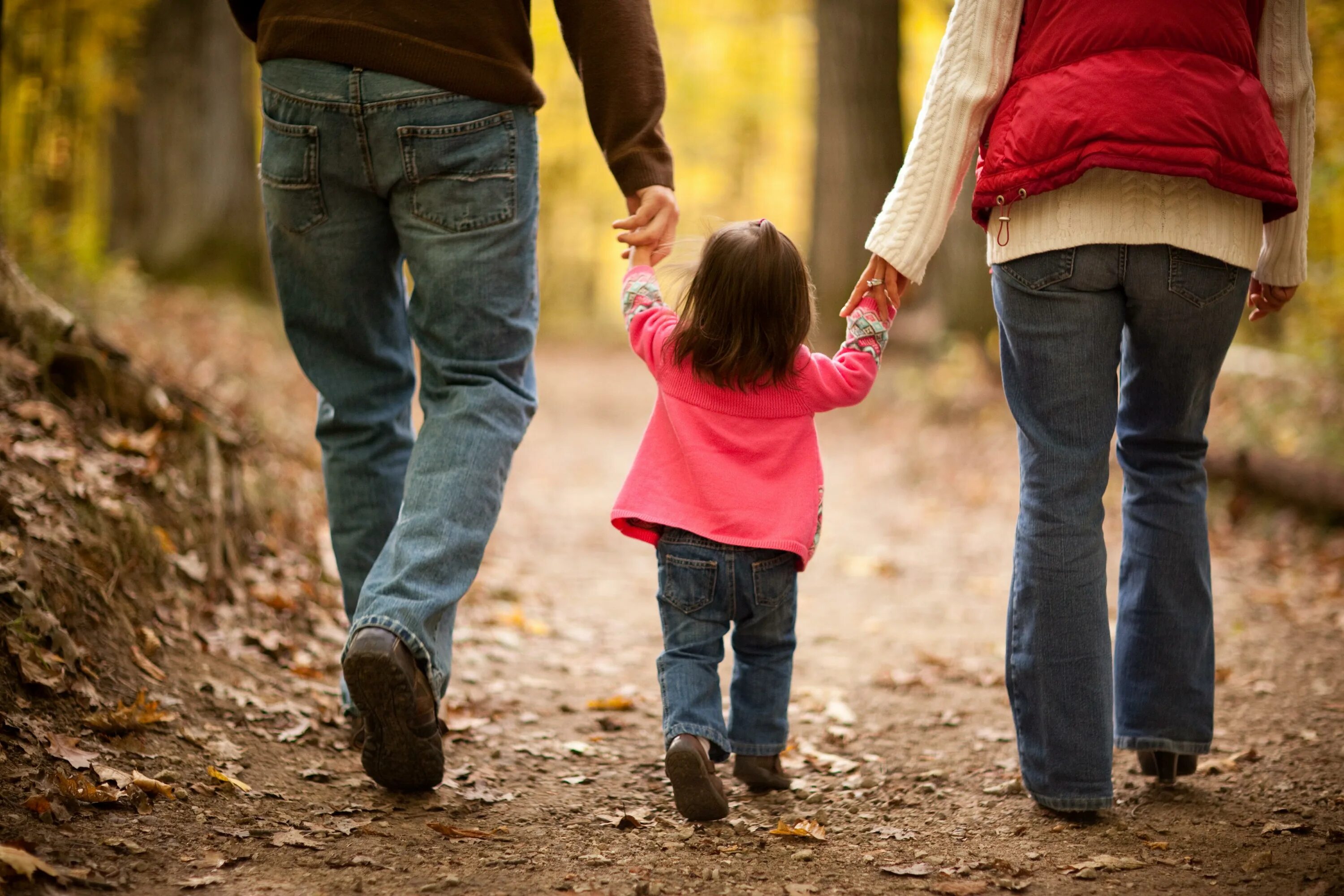 Дети с родителями. Дети на прогулке. Родители с детьми на прогулке. Дети гуляют с родителями. Дети сильных родителей