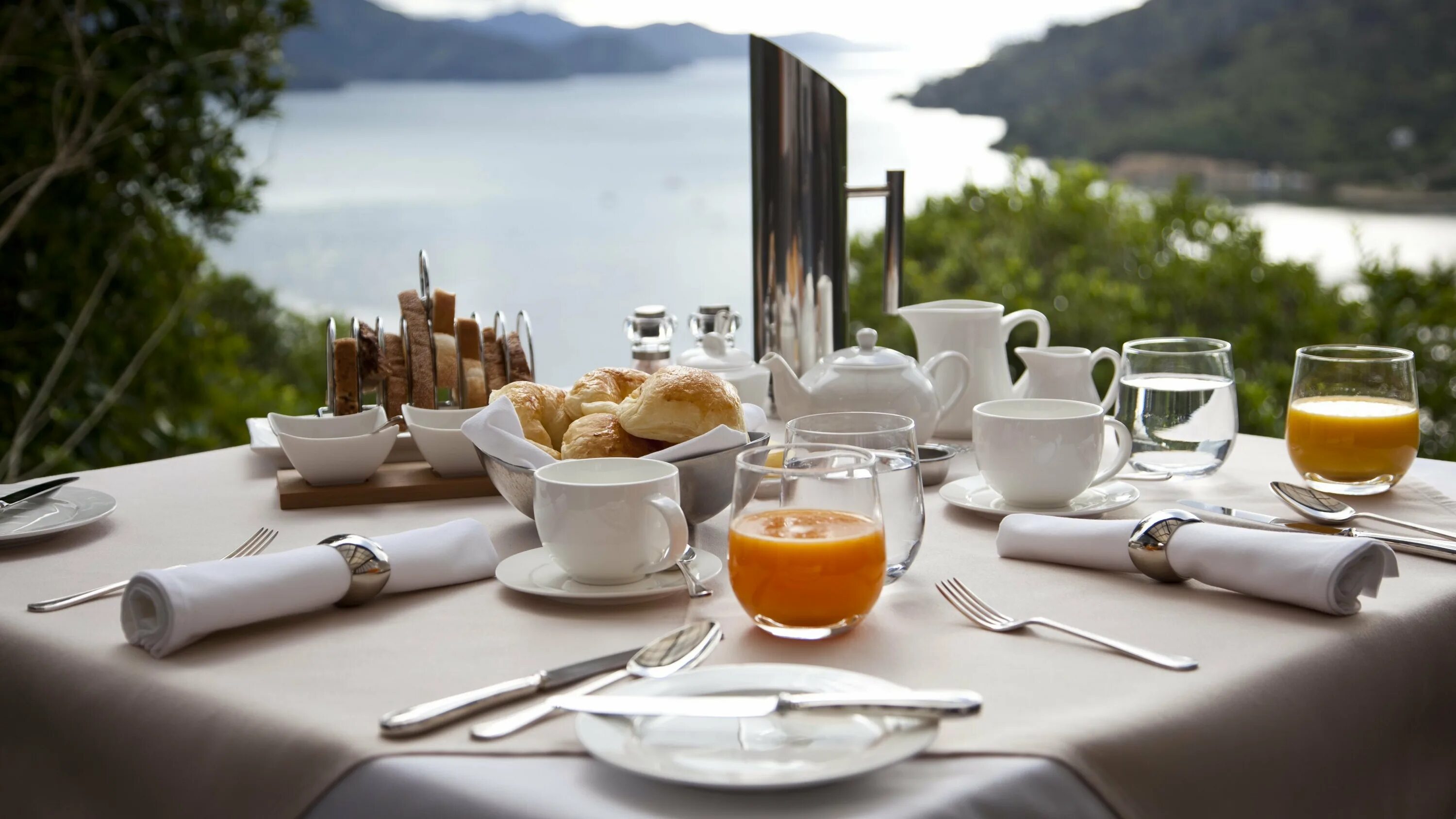Завтрак на природе. Красивый завтрак. Красиво сервированный стол. Красивая сервировка завтрака.