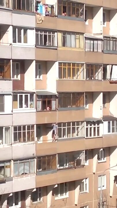 Мужик курит на балконе. Мужик курит на балконе. Подъездный балкон. Кошачий балкон. Балконы ростова.