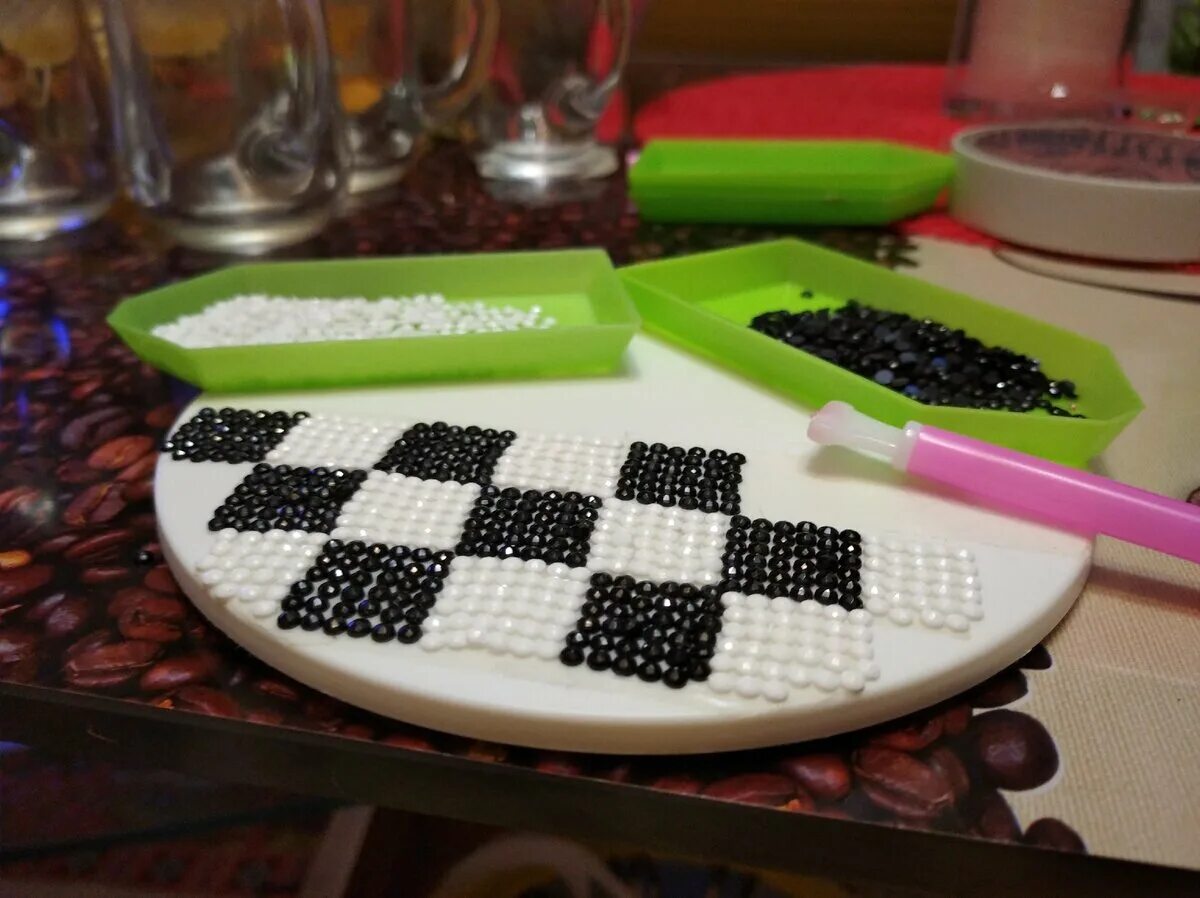 брелок мозаика. пасхальные яйца из бисера. алмазная мозаика из остатков. поделки из остатков алмазной мозаики своими руками. поделки из остатков алмазной мозаики своими руками.