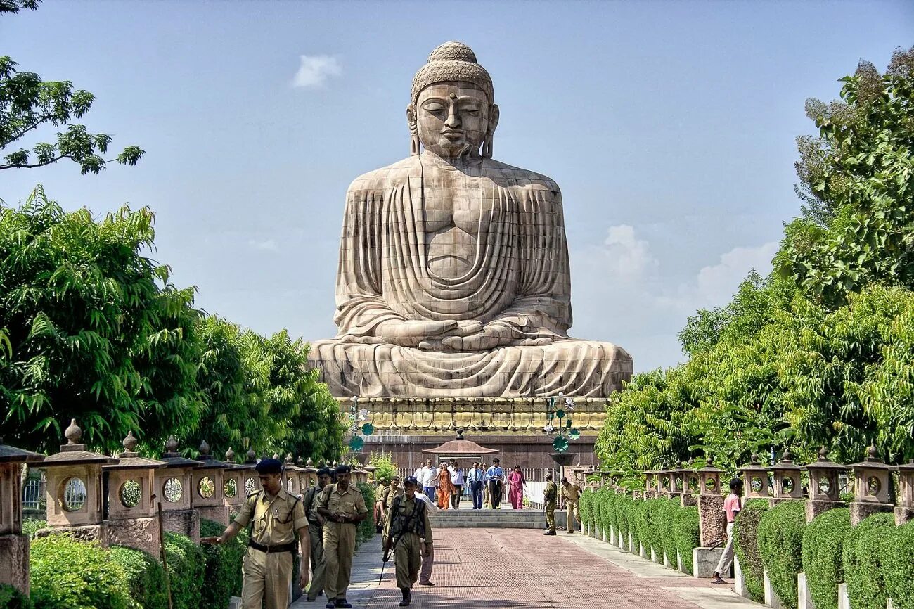 Май буда. Храм Будды Бодх-Гая в Индии. Будда Шакьямуни Бодхгая. Бодх Гая статуя Будды. Будда Шакьямуни статуя в Индии.