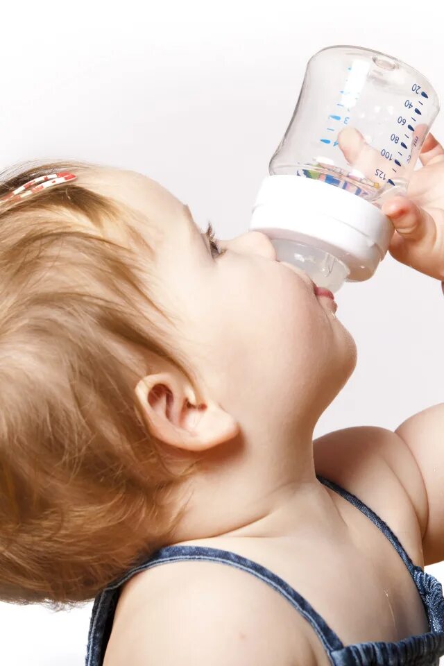 Как отучить ребенка от ночных кормлений из бутылочки. Бутылочка для детей в руке. Как отучить ребенка пить ночью из бутылки. Отучить ребенка пить из бутылочки. Как отучить ребёнка от ночного кормления из бутылочки в 2.