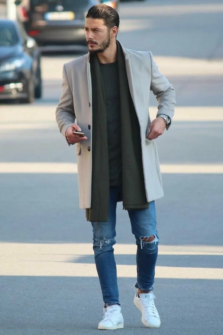 Мужское пальто с кроссовками. Пальто мужское смкедами. Кроссовки с пальто мужские. Пальто с кедами мужское. Пальто джинсы и кроссовки мужские.