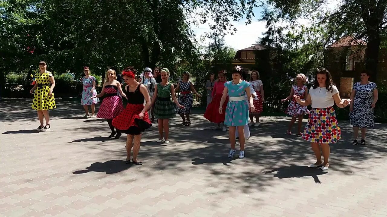 Выпускной в детском саду в стиле. Танец стиляги в детском саду на выпускной. Стиляги танец мам. Мамы танцуют на выпускном в детском саду. Стиляги танец мам.