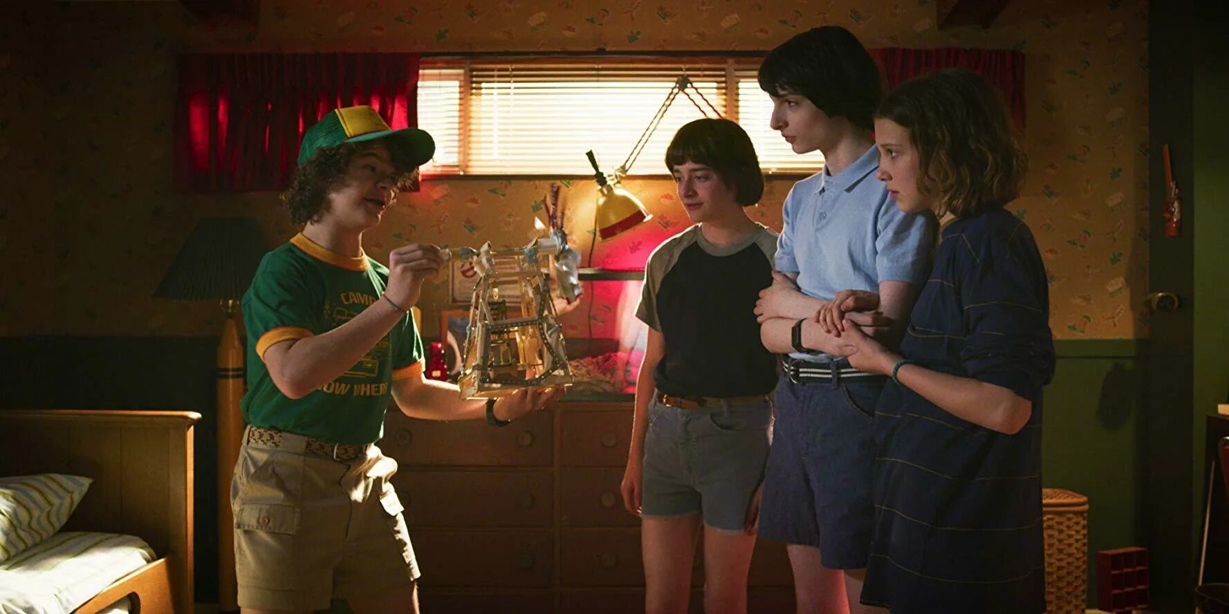 Финн и Дастин. Stranger things Henderson House. Уилл из очень странных дел в туалете. Ноа Шнапп фото с съёмочной командой
