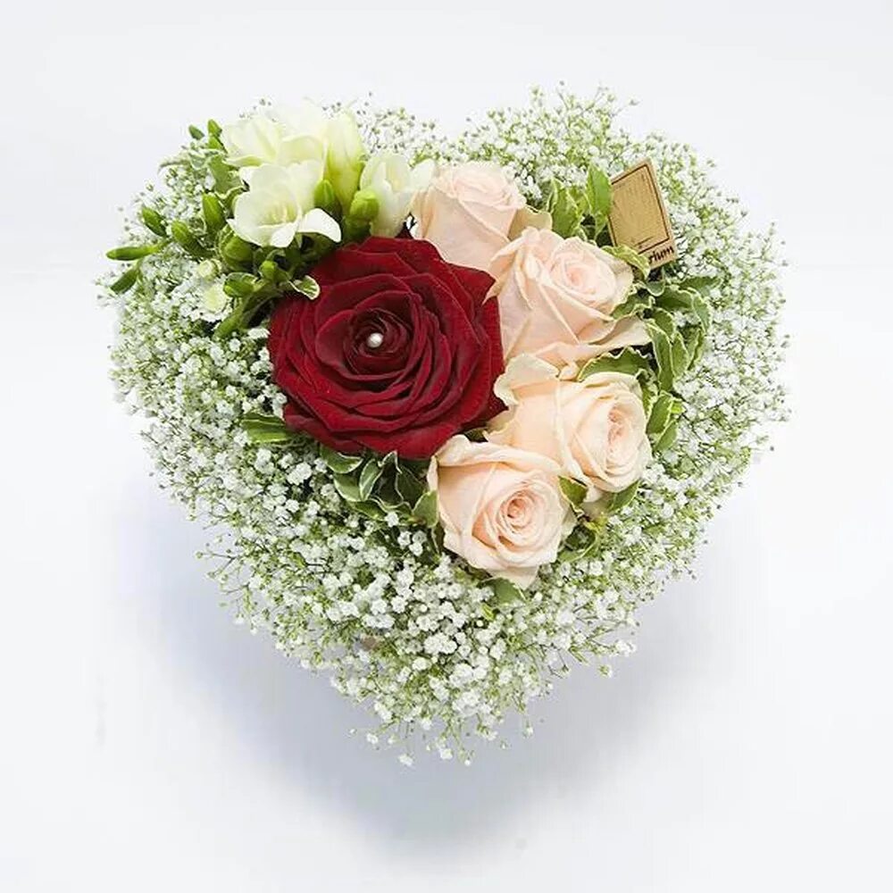 Маленький букет цветов из роз. 9 Роз с гипсофилой букет. Розы Рускус флористика. Композиция с цветами. Небольшие цветочные композиции.