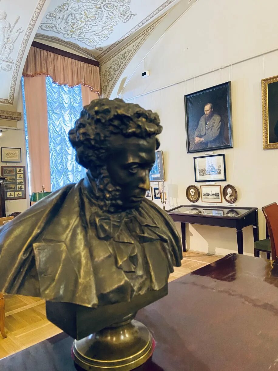 в пушкинском доме четверть века назад. ),. литературный музей пушкинский дом в санкт-петербурге. литературный музей. сентиментализм.