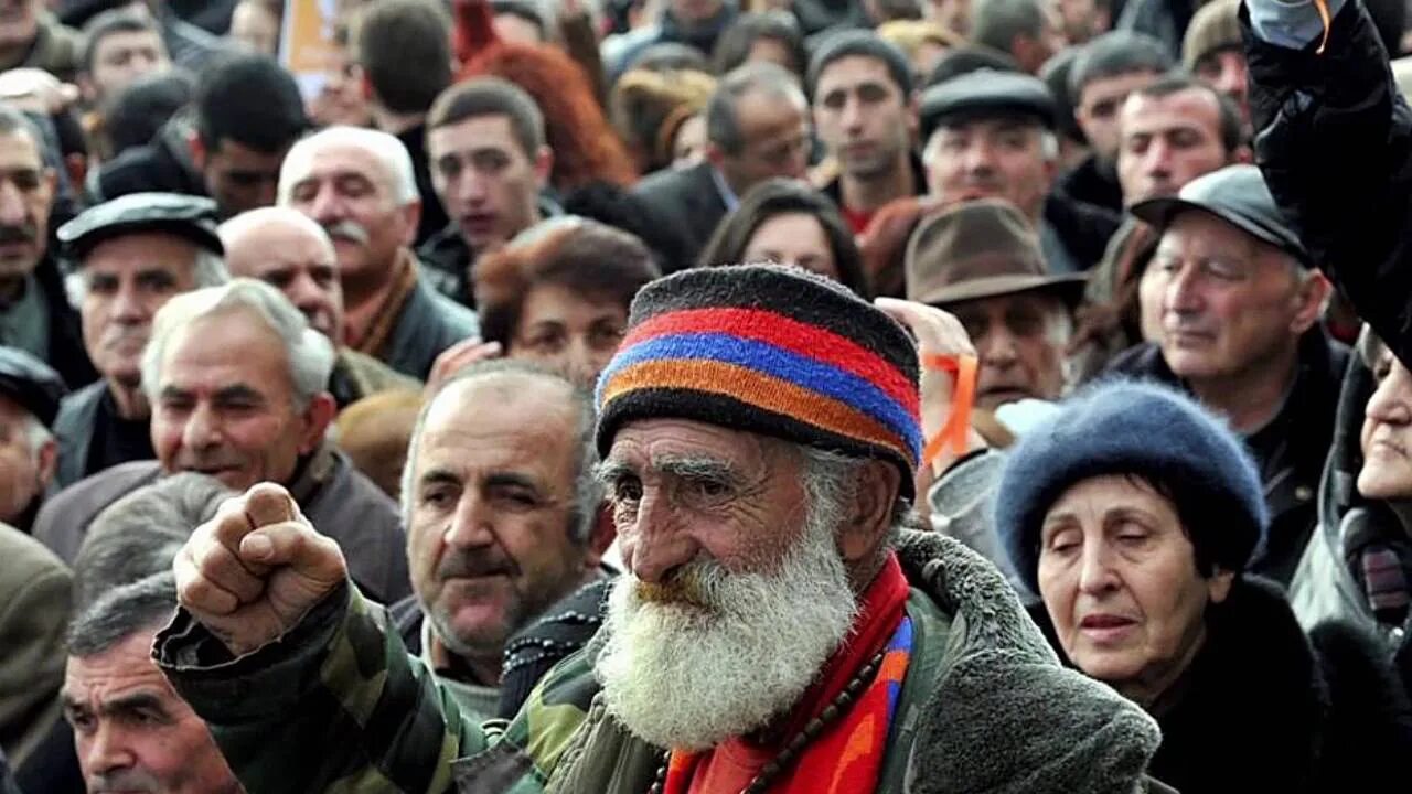 Жители еревана. Население Армении. Армения люди. Революция в Армении.