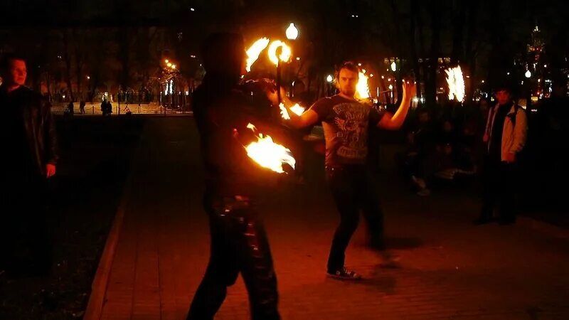 Шел фаер. Фаер шоу деревня бедуинов. Горящие фаеры. Шел фаер. Фаер фотосессия.