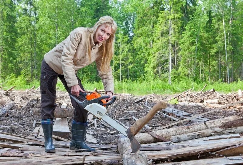 Женщина пилит. Женщина пилит дерево. Женщина подпиливает деревья. Девушка с бензопилой.