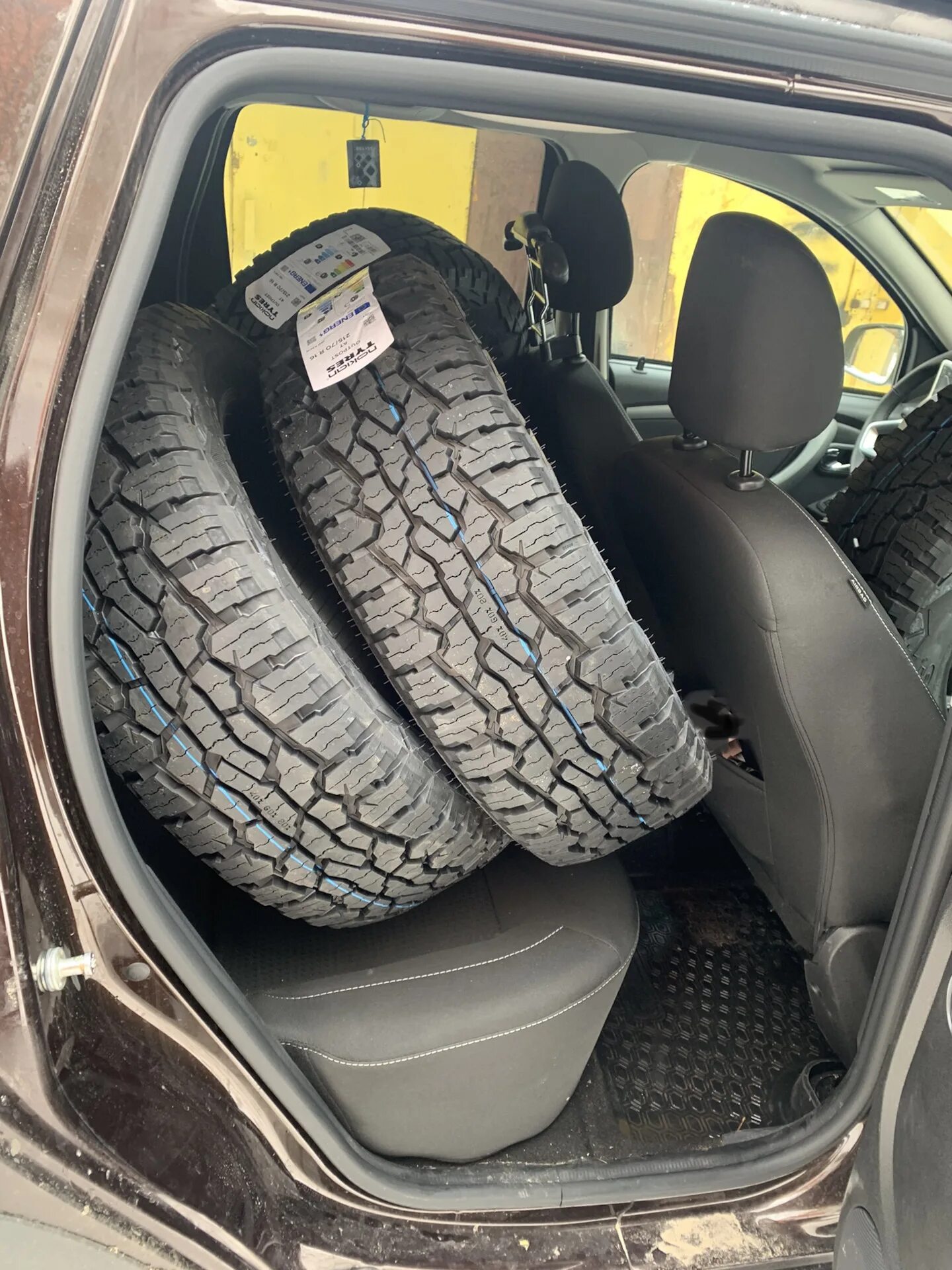 Нокиан аутпост ат 215 65 r16. Нокиан оутпост ат 21565 r16. шины 21570 r16 на дастер. 21570 r16 на рено дастер. nokian outpost at 21570 r16 100t.