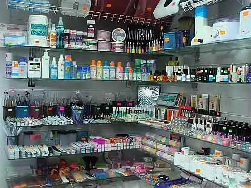 Набор для гель-лакового маникюра. Маникюрный отдел. Магазин для маникюра. Магазин профессиональной косметики для ногтей. Рынок лаков для ногтей.
