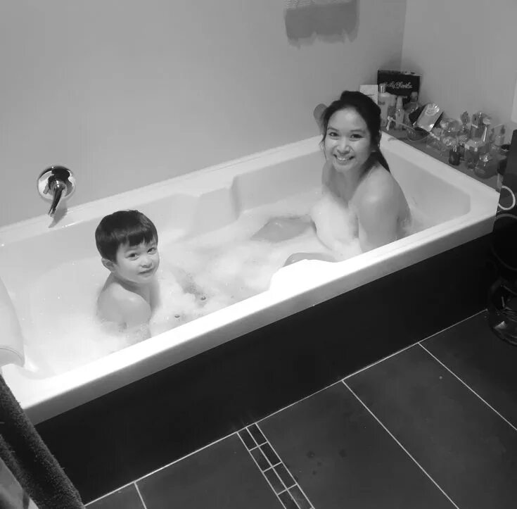 Мама в ванне видео. Японские ванны с дочерьми. Мать в ванной. Сынок купается в ванной. Мама купается с детьми в ванной.