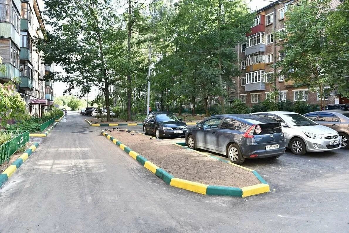 Российский двор. Белгород дворы. На дворе трава скороговорка. Тротуар. Ремонт дворовых территорий.