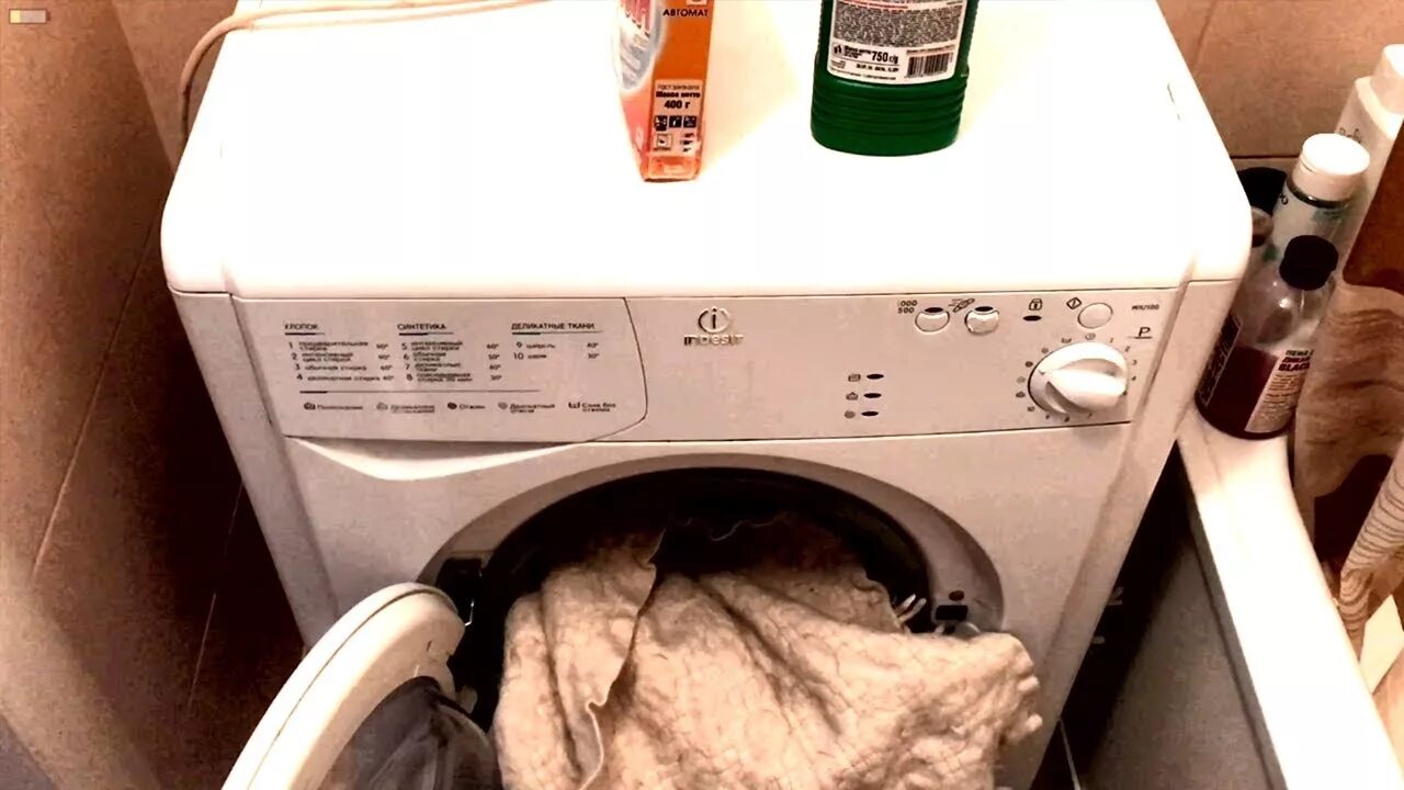 Стираем одеяло в стиральной машине автомат. Стирка пледа в стиральной машине. Смешанная стирка в стиральной машине что это. Загрузка пледа в стиралку. Стирка пледа в стиральной машине БЕКО.