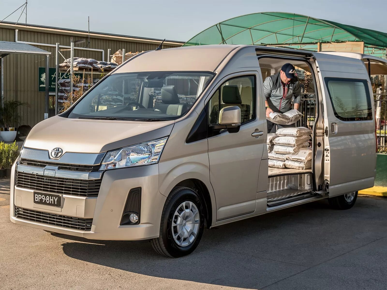 Новая тойота хайс. Тойота Хайс 2019. Микроавтобус Toyota Hiace 2019. Тойота Hiace VIP 2019. Тойота Хайс микроавтобус 2020.