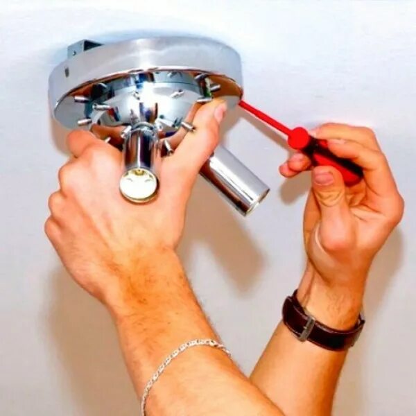 Монтаж установка светильников. Монтаж люстры. Монтаж люстры. Монтаж осветительных приборов. Монтаж установка светильников.