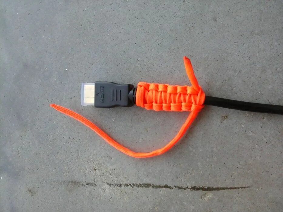 Защищенные провода. Паракорд провод. паракорда для провода. paracord провод. паракорда для провода наушников.