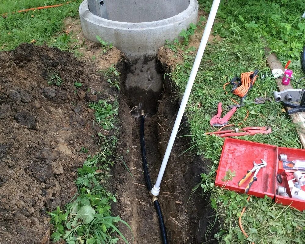 Завести воду скважина. Водопровод на даче. Прокладка водопровода на даче. Подводка воды на даче. Монтаж зимнего водопровода на даче.