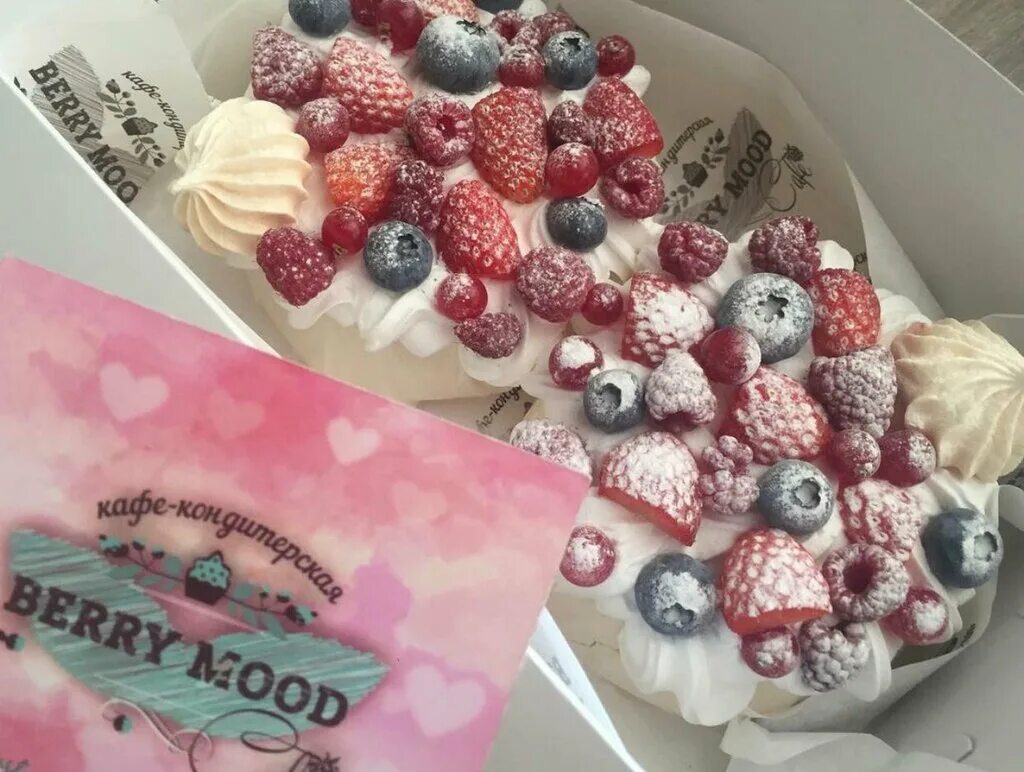 Клубничная мастерская. Красивый букет из клубники в шоколаде. Коробка с ягодами. Berry mood тюмень. Букет клубника в шоколаде.