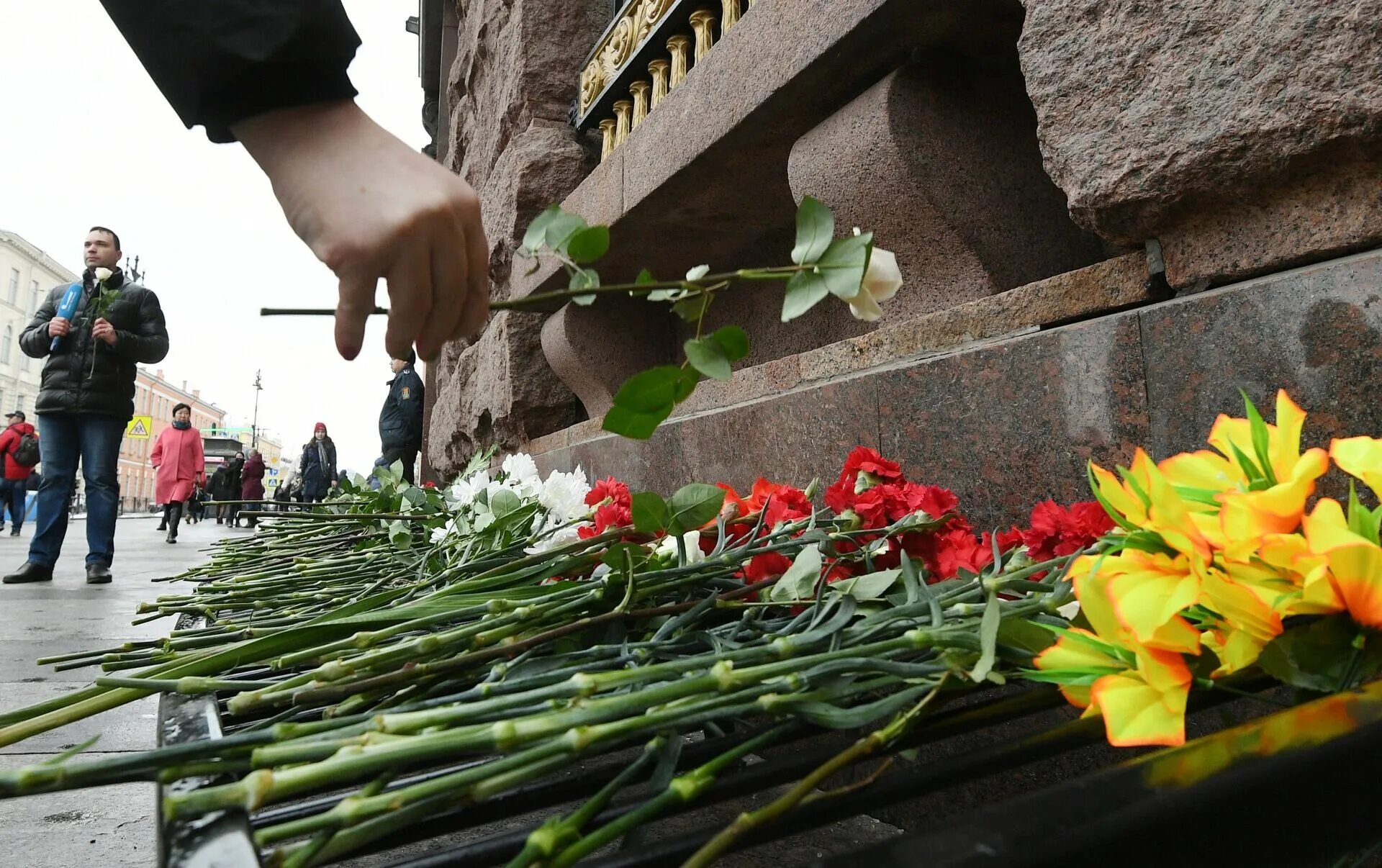 В каком году был взрыв в метро. Взрыв в метро Санкт Петербурга 2017. 3 Апреля 2017 Санкт-Петербург. 3 Апреля 2017 Санкт-Петербург теракт в метро. Теракт в СПБ Технологический институт.