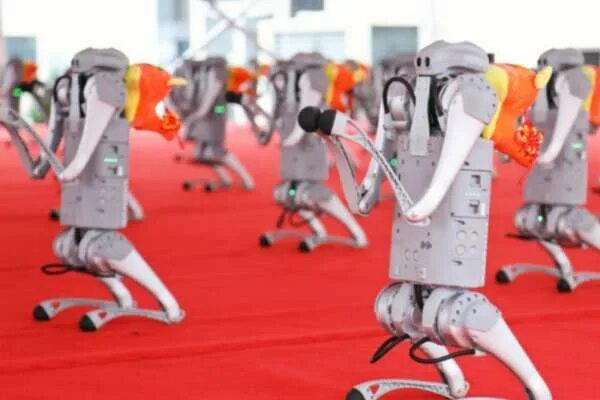 Танец роботов собак на открытии игр. Танец робота. пекин робототехника. робот китаец. танцующие роботы.