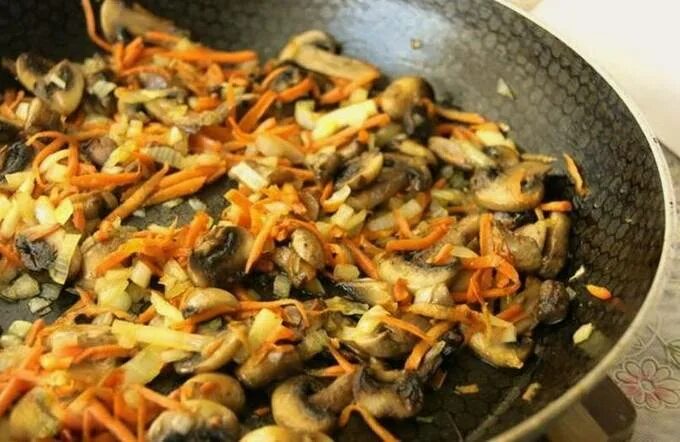 Шампиньоны на сковороде с луком и морковью. Шампиньоны жареные на сковороде с луком и морковью. Припускание шампиньонов. Шампиньоны на сковороде с луком и морковью. Шампиньоны с луком на сковороде.