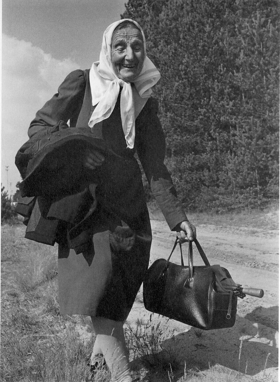 Бабушки советского времени. Советские женщины. Советские люди. Женщина с сумкой. Советские сумки женские.