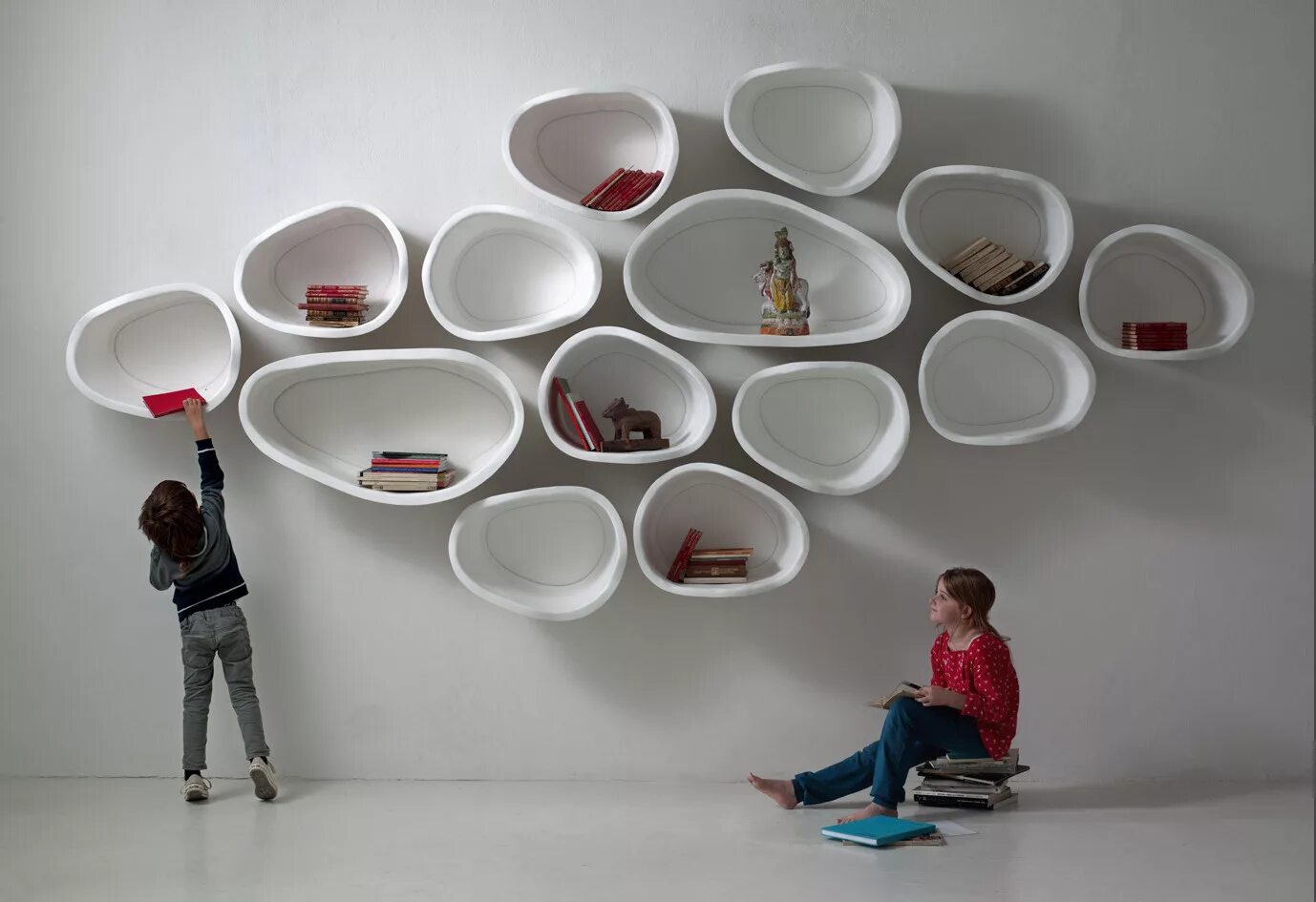 Креативный книжный. Идеи для креативных фотографий. Необычные фотосессии. Как сделать оригинальные идеи. Декор стен своими руками оригинальные.