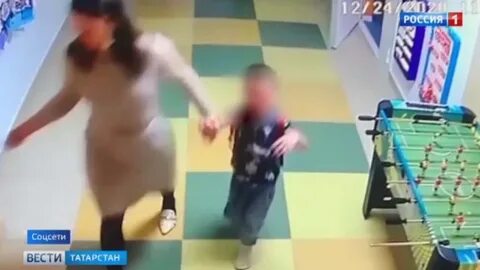 Застенчивый мальчик с очень горячий воспитательницей